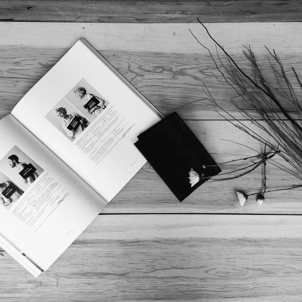 Carnet ouvert et petits objets posés sur une table.