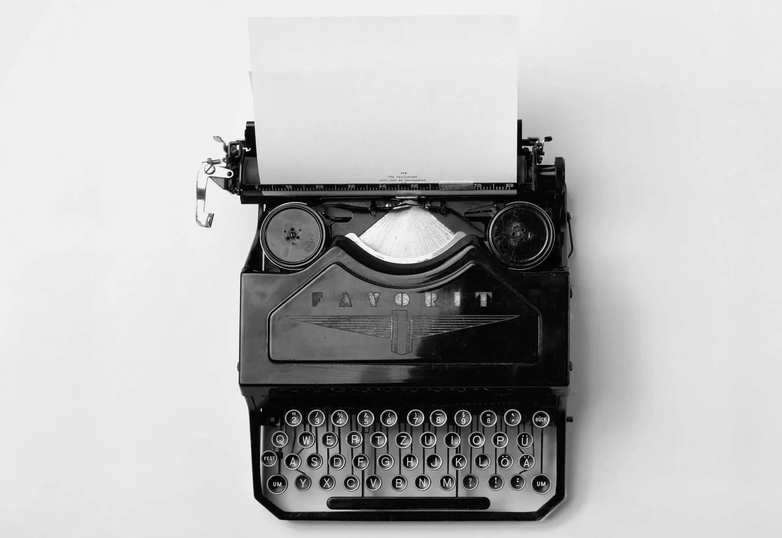Machine à écrire posée sur une table de travail.